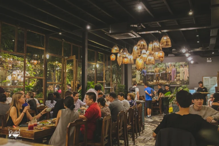 Góc phòng ăn lãng mạn dưới ánh đèn lồng thả trần hình quả bí ấm áp tại nhà hàng Quán Bụi Garden