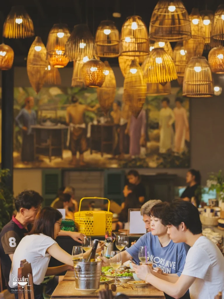 Không gian phòng tiệc gia đình ấm cúng với rèm lụa và sàn gạch bông hoài cổ tại nhà hàng Quán Bụi Garden