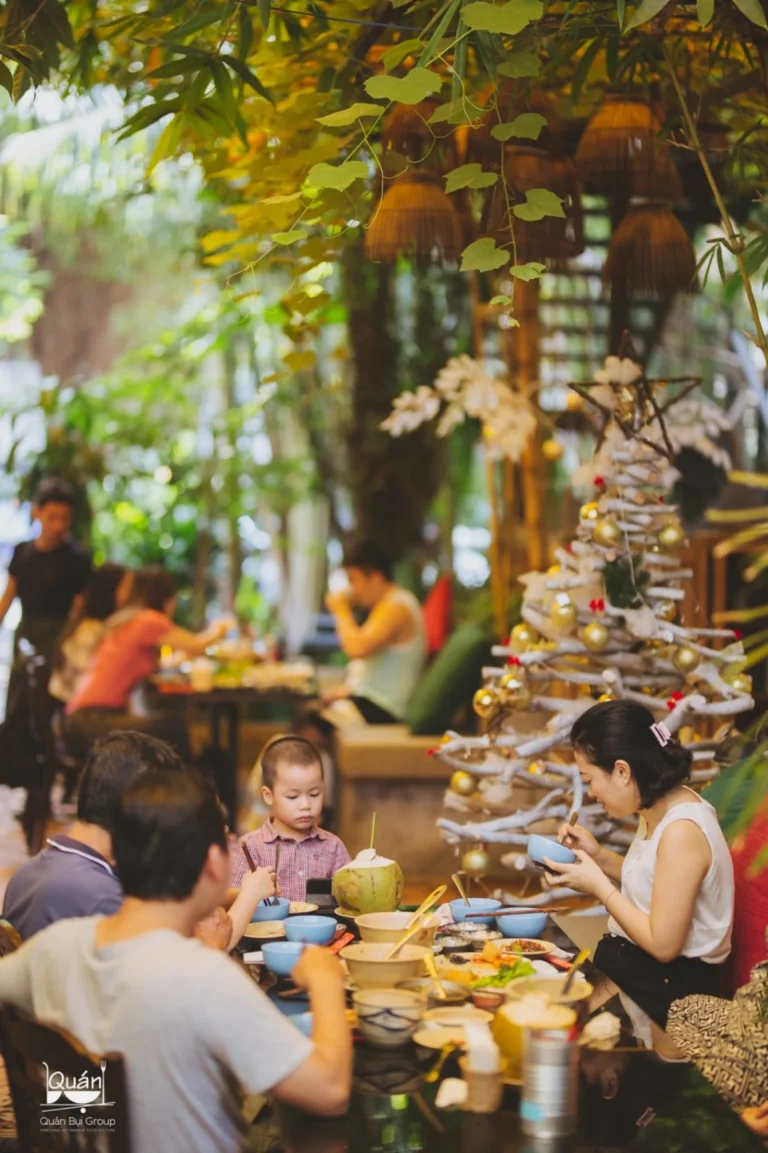 Bàn tiệc tròn thích hợp cho gia đình họp mặt ấm cúng dịp cuối tuần tại nhà hàng Quán Bụi Garden