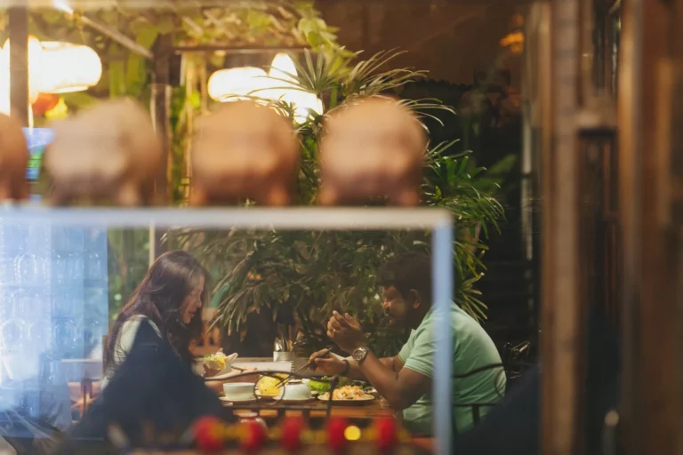 Hành lang lối đi lát gạch bông hoa văn cổ điển sang trọng tại nhà hàng Quán Bụi Garden