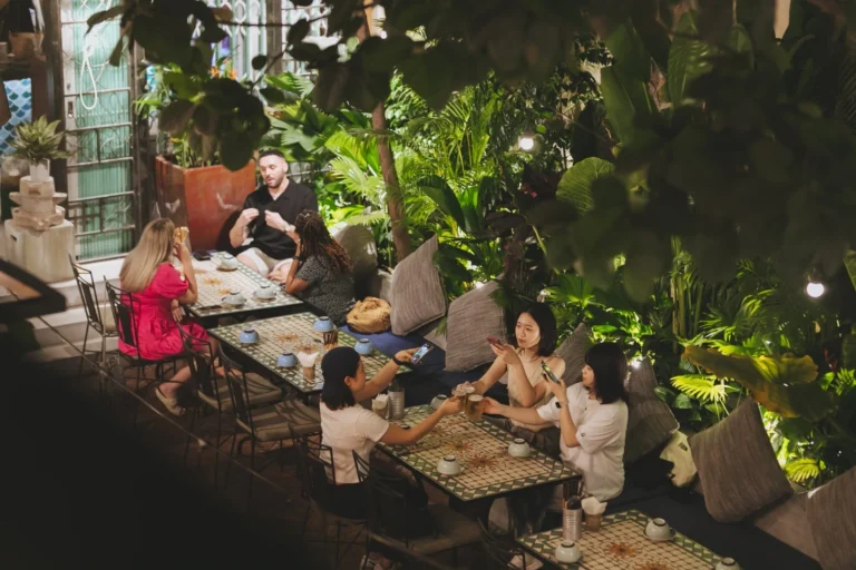 Hành lang lối đi lát gạch bông hoa văn cổ điển sang trọng tại nhà hàng Quán Bụi Garden