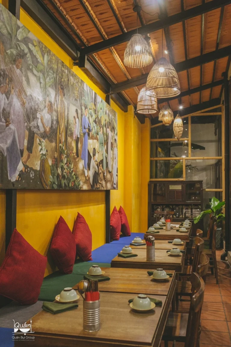 Khu vực bàn ăn ban công rộng mở ngắm cảnh phố phường Sài Gòn tại nhà hàng Quán Bụi Garden
