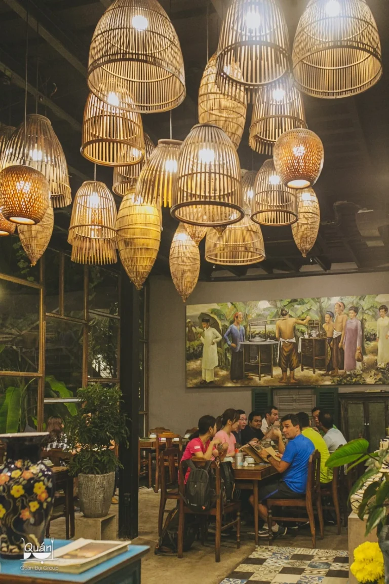 Góc decor tinh tế với đèn Tiffany chụp kính màu vẽ hoa văn thủ công tại nhà hàng Quán Bụi Garden