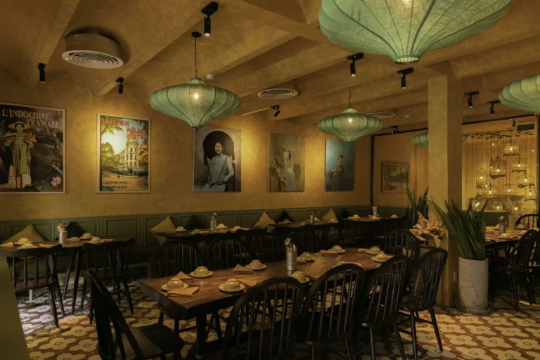 Góc decor tinh tế với đèn Tiffany chụp kính màu vẽ hoa văn thủ công tại nhà hàng Quán Bụi Lê Thánh Tôn