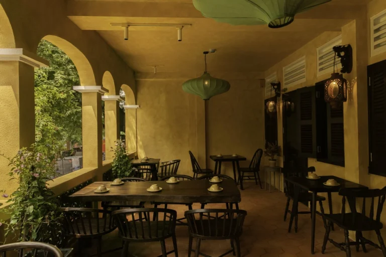 Bàn tiệc tròn thích hợp cho gia đình họp mặt ấm cúng dịp cuối tuần tại nhà hàng Quán Bụi Lê Thánh Tôn