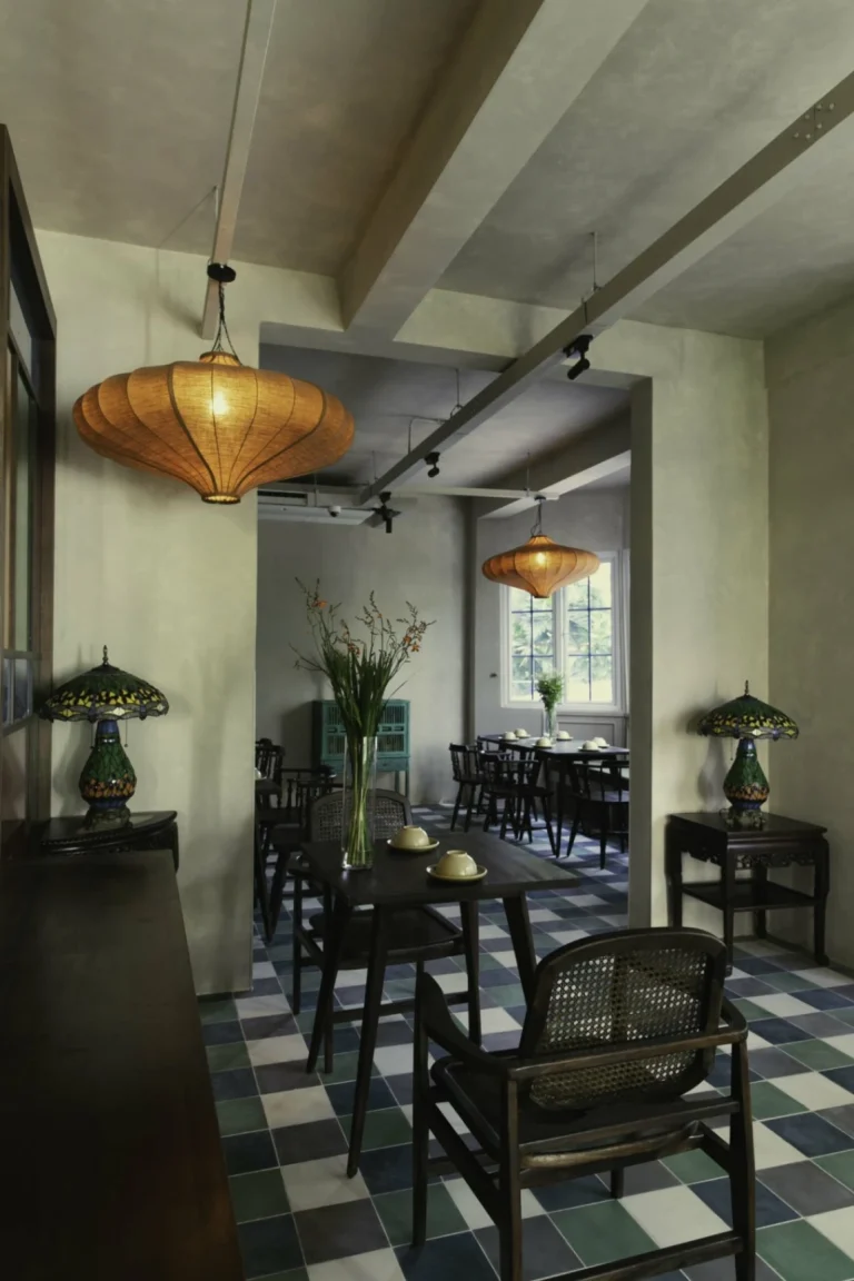 Hành lang lối đi lát gạch bông hoa văn cổ điển sang trọng tại nhà hàng Quán Bụi Saigon Pearl