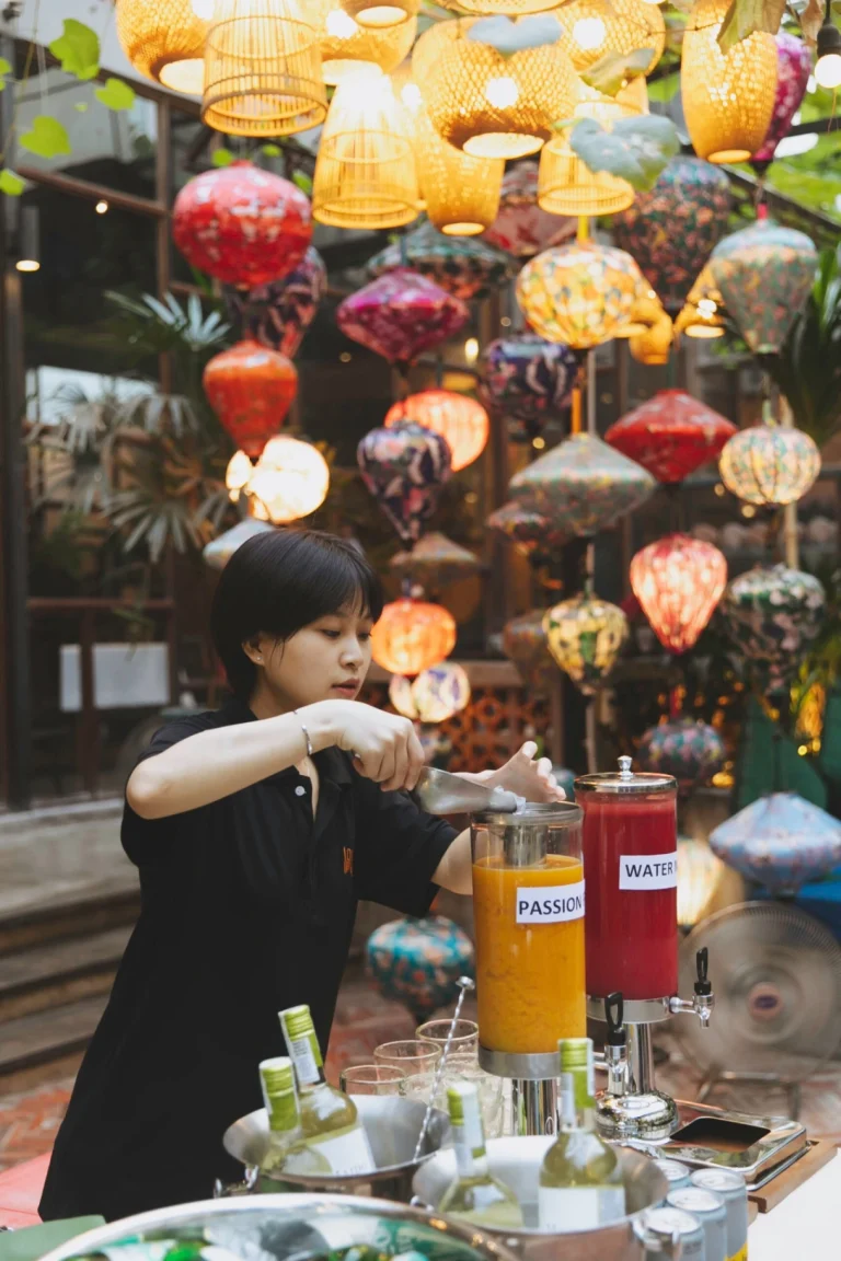 Góc trang trí nghệ thuật cổ điển với tranh treo tường và bình gốm truyền thống tại nhà hàng Quán Bụi Garden