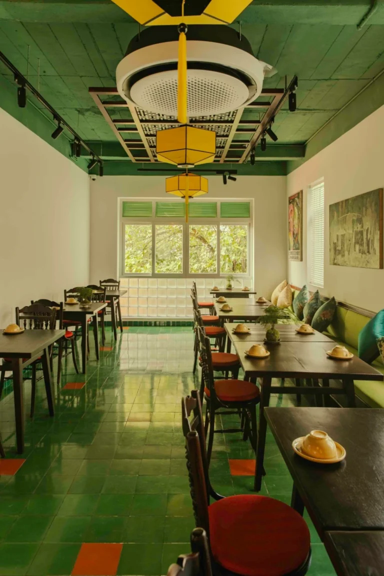 Góc phòng ăn lãng mạn dưới ánh đèn lồng thả trần hình quả bí ấm áp tại nhà hàng Quán Bụi Phú Mỹ Hưng