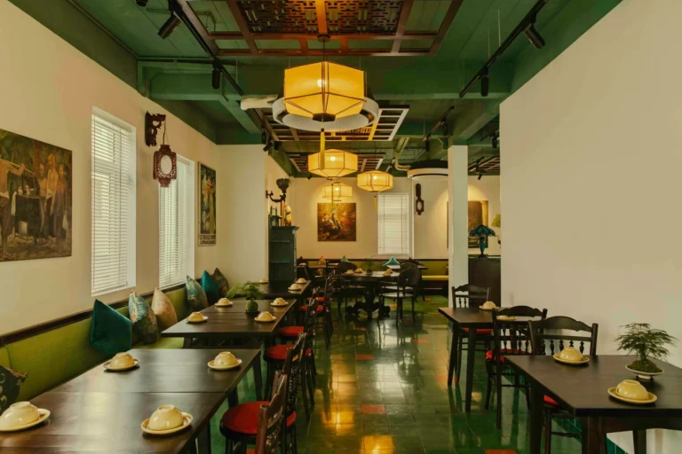 Hành lang lối đi lát gạch bông hoa văn cổ điển sang trọng tại nhà hàng Quán Bụi Phú Mỹ Hưng