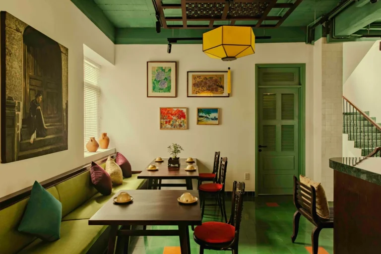 Bàn tiệc tròn thích hợp cho gia đình họp mặt ấm cúng dịp cuối tuần tại nhà hàng Quán Bụi Phú Mỹ Hưng