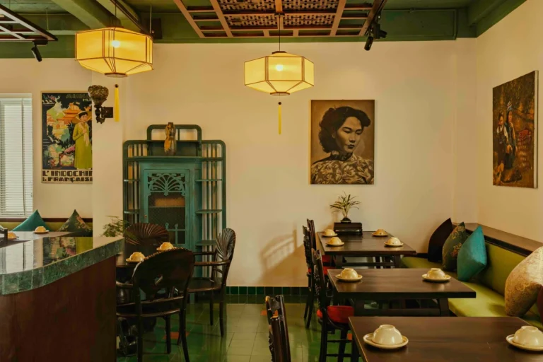 Góc decor tinh tế với đèn Tiffany chụp kính màu vẽ hoa văn thủ công tại nhà hàng Quán Bụi Phú Mỹ Hưng