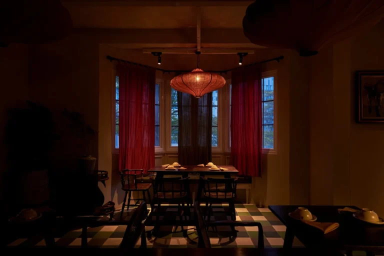 Góc trang trí bình hoa sen thanh tịnh bên cạnh ô cửa kính màu tròn tại nhà hàng Quán Bụi Saigon Pearl