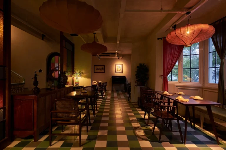 Phòng ăn riêng tư sang trọng với nội thất gỗ cao cấp phong cách Indochine tại nhà hàng Quán Bụi Saigon Pearl