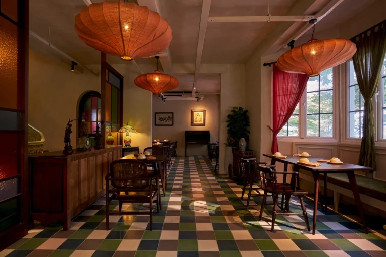 Không gian bàn ăn cạnh cửa sổ đón ánh sáng tự nhiên thông thoáng tại nhà hàng Quán Bụi Saigon Pearl