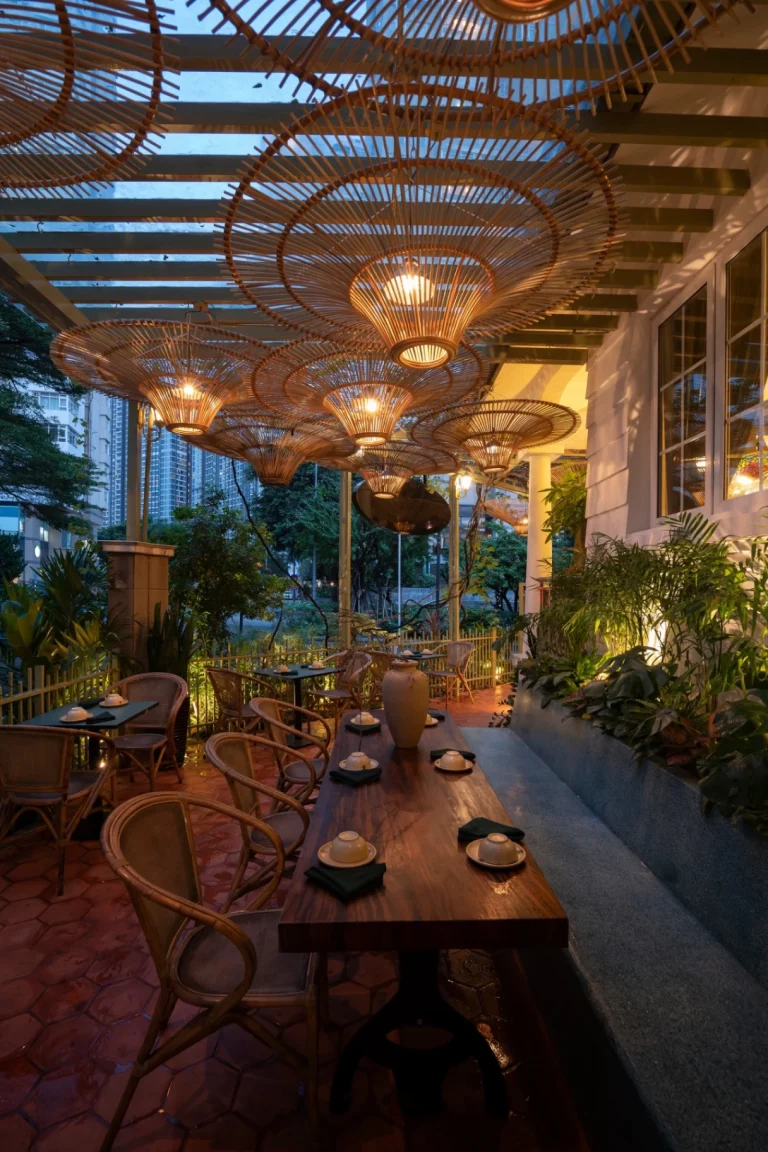 Góc trang trí nghệ thuật cổ điển với tranh treo tường và bình gốm truyền thống tại nhà hàng Quán Bụi Saigon Pearl