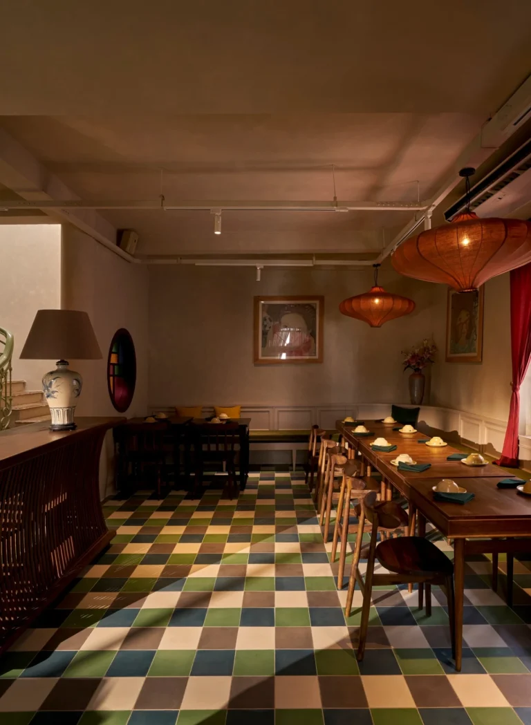 Hành lang lối đi lát gạch bông hoa văn cổ điển sang trọng tại nhà hàng Quán Bụi Saigon Pearl