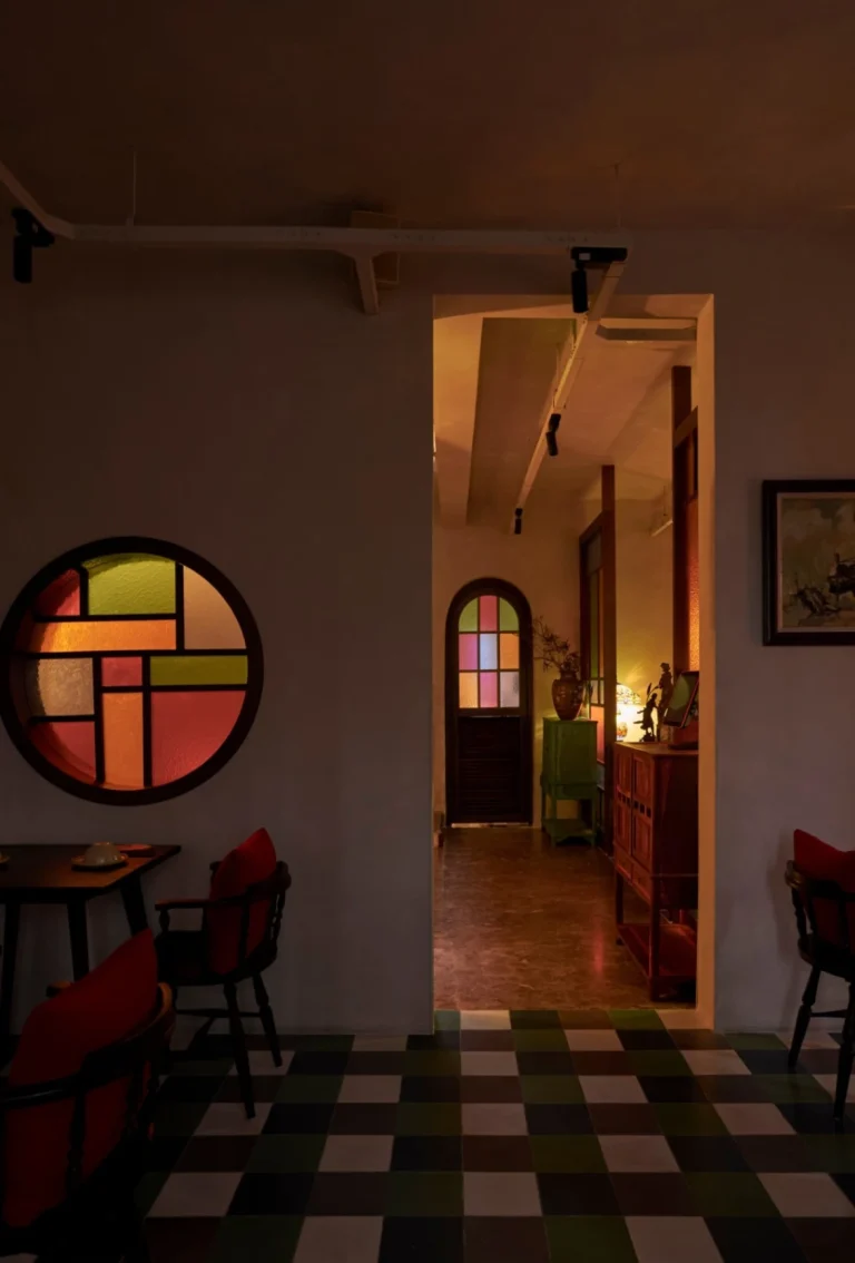 Góc trang trí bình hoa sen thanh tịnh bên cạnh ô cửa kính màu tròn tại nhà hàng Quán Bụi Saigon Pearl