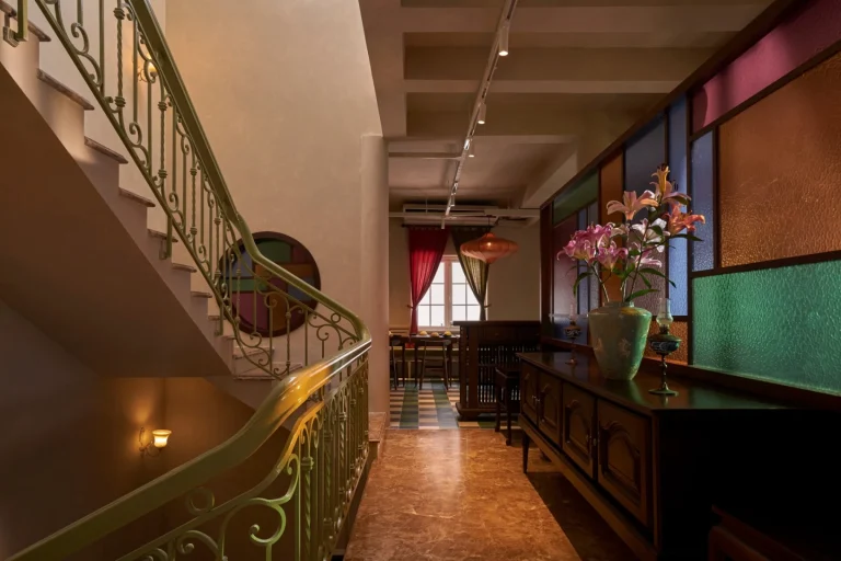 Phòng ăn riêng tư sang trọng với nội thất gỗ cao cấp phong cách Indochine tại nhà hàng Quán Bụi Saigon Pearl
