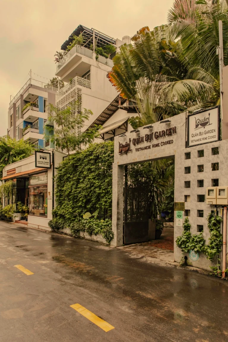Khu vực bàn ăn ban công rộng mở ngắm cảnh phố phường Sài Gòn tại Quán Bụi Garden Thảo Điền, nhà hàng Thảo Điền ngon