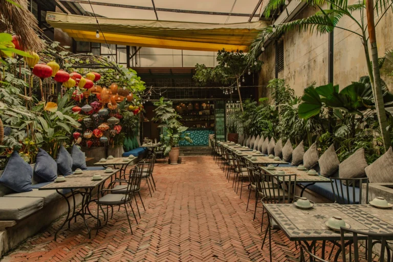 Khu vực bàn ăn ban công rộng mở ngắm cảnh phố phường Sài Gòn tại nhà hàng Quán Bụi Garden