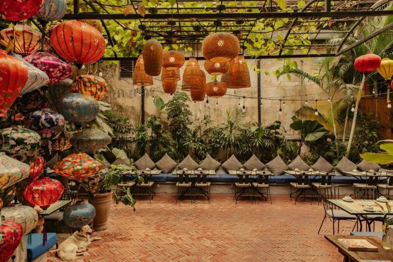 Góc decor tinh tế với đèn Tiffany chụp kính màu vẽ hoa văn thủ công tại nhà hàng Quán Bụi Garden