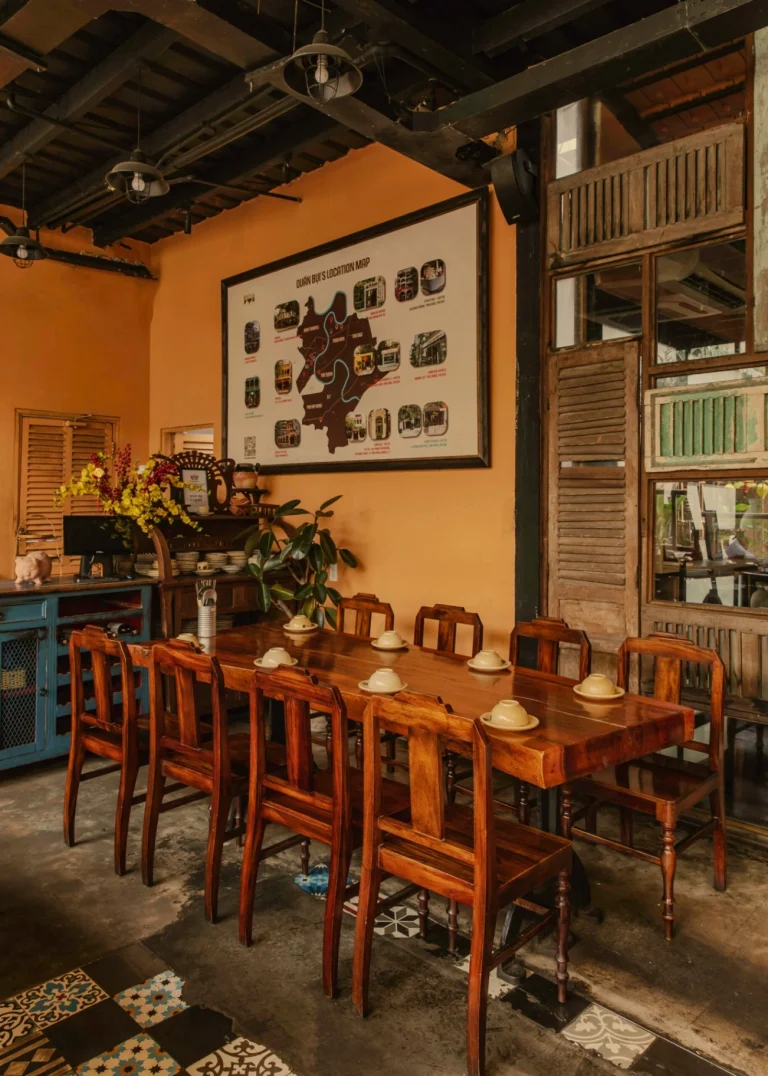 Bàn tiệc tròn thích hợp cho gia đình họp mặt ấm cúng dịp cuối tuần tại nhà hàng Quán Bụi Garden
