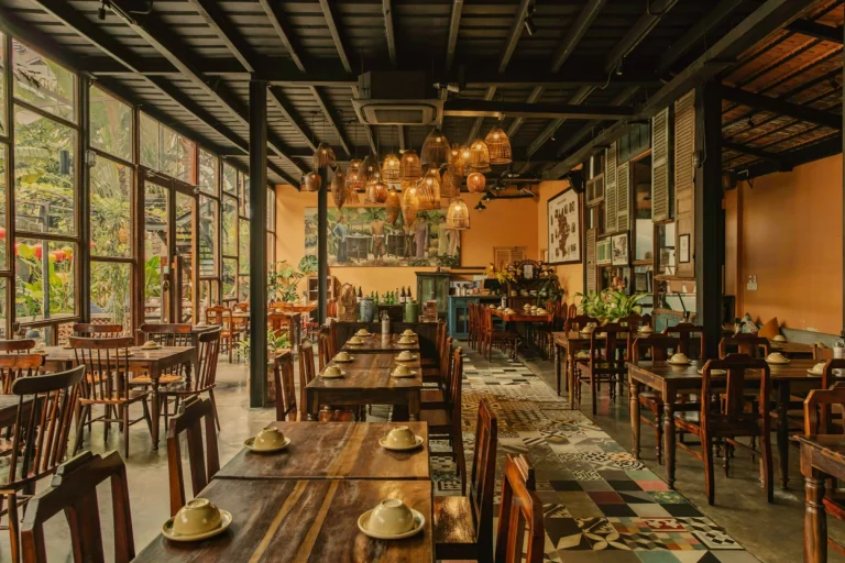 Góc phòng ăn lãng mạn dưới ánh đèn lồng thả trần hình quả bí ấm áp tại nhà hàng Quán Bụi Garden