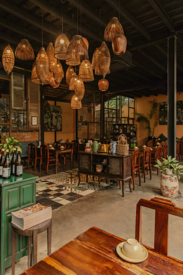 Phòng ăn riêng tư sang trọng với nội thất gỗ cao cấp phong cách Indochine tại nhà hàng Quán Bụi Garden