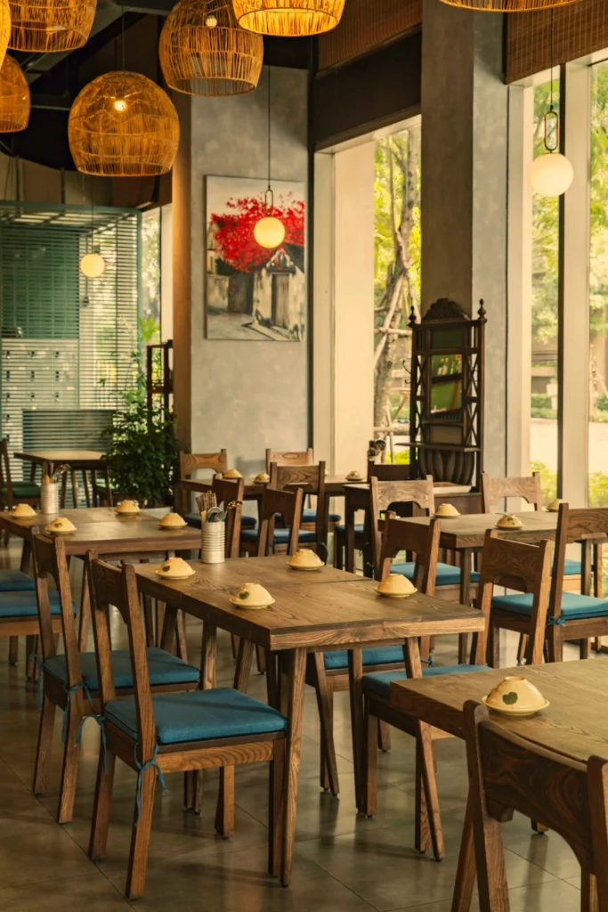Khu vực bàn ăn ban công rộng mở ngắm cảnh phố phường Sài Gòn tại nhà hàng Quán Bụi Express