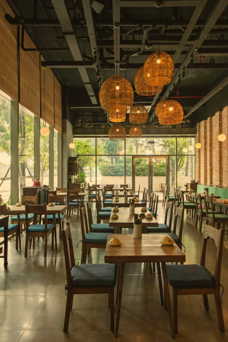 Không gian bàn ăn cạnh cửa sổ đón ánh sáng tự nhiên thông thoáng tại nhà hàng Quán Bụi Express