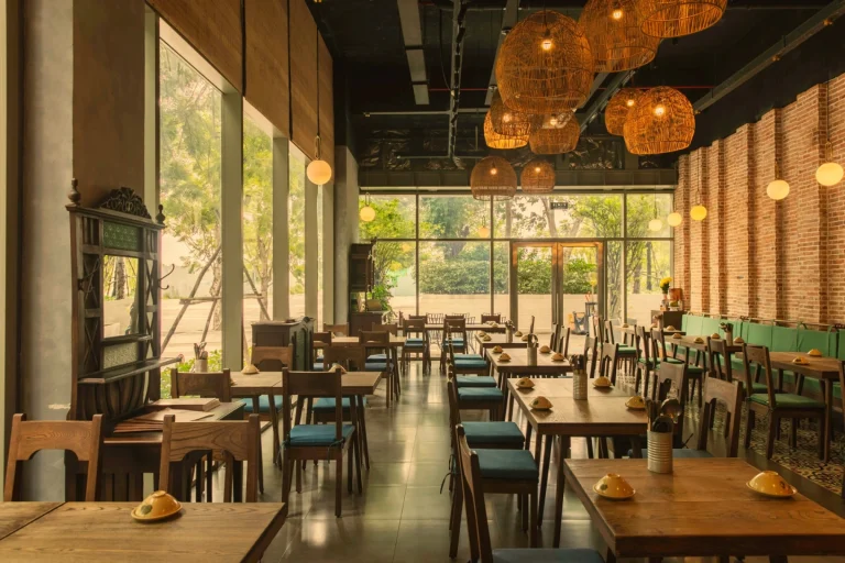 Phòng ăn riêng tư sang trọng với nội thất gỗ cao cấp phong cách Indochine tại nhà hàng Quán Bụi Express
