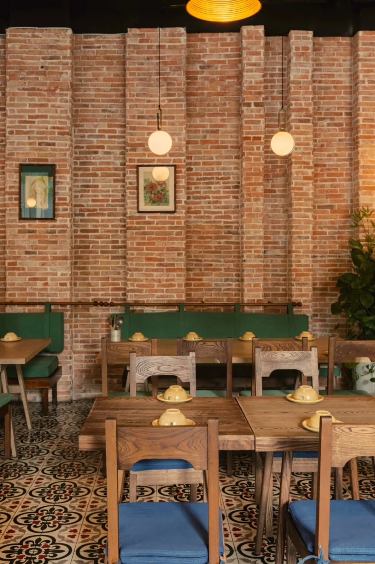 Góc phòng ăn lãng mạn dưới ánh đèn lồng thả trần hình quả bí ấm áp tại nhà hàng Quán Bụi Express
