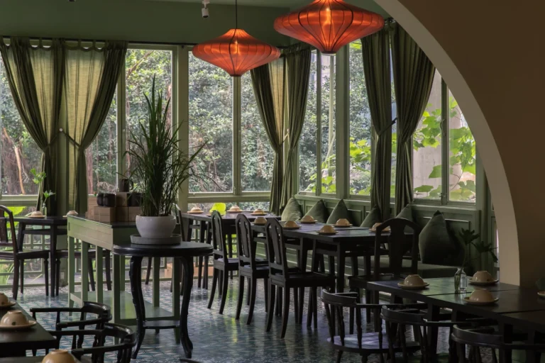 Phòng ăn riêng tư sang trọng với nội thất gỗ cao cấp phong cách Indochine tại nhà hàng Quán Bụi Central