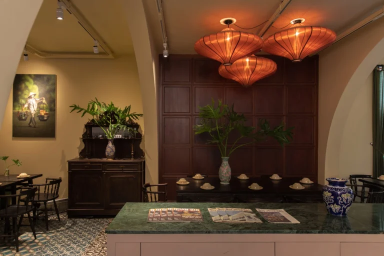 Bàn tiệc tròn thích hợp cho gia đình họp mặt ấm cúng dịp cuối tuần tại nhà hàng Quán Bụi Central