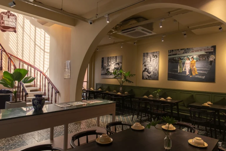 Hành lang lối đi lát gạch bông hoa văn cổ điển sang trọng tại nhà hàng Quán Bụi Central