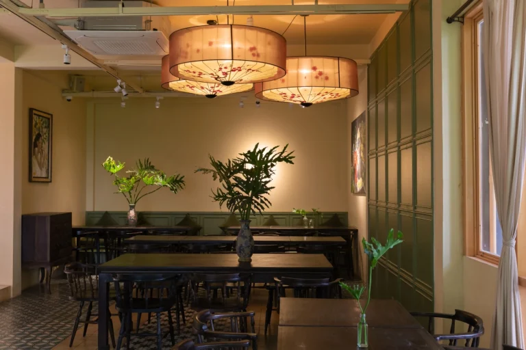Phòng ăn riêng tư sang trọng với nội thất gỗ cao cấp phong cách Indochine tại nhà hàng Quán Bụi Central