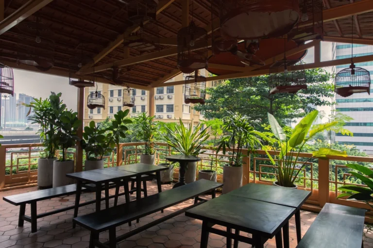 Khu vực bàn ăn ban công rộng mở ngắm cảnh phố phường Sài Gòn tại nhà hàng Quán Bụi Central