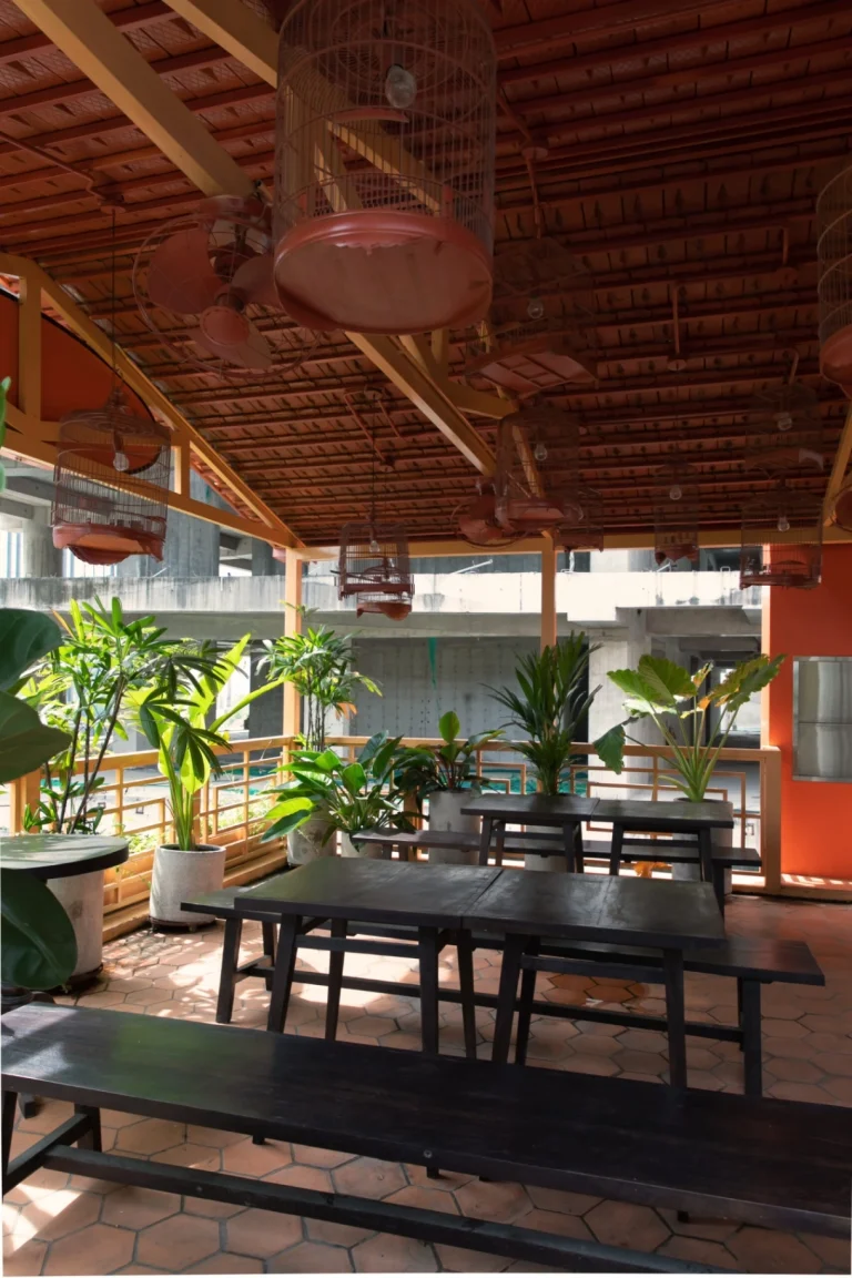 Góc decor tinh tế với đèn Tiffany chụp kính màu vẽ hoa văn thủ công tại nhà hàng Quán Bụi Central