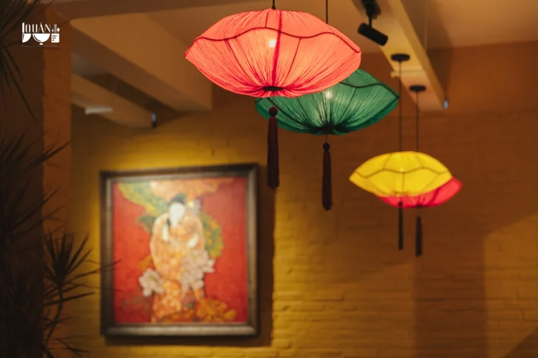 Góc decor tinh tế với đèn Tiffany chụp kính màu vẽ hoa văn thủ công tại nhà hàng Quán Bụi Garden