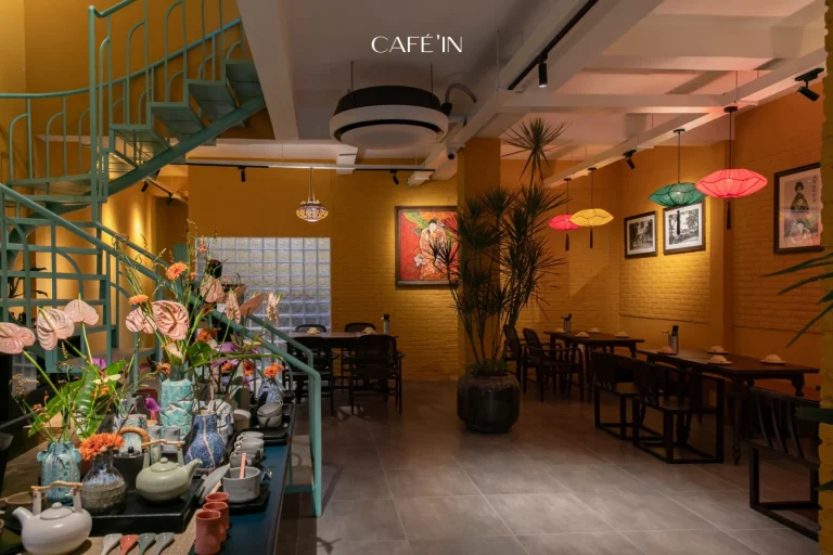 Phòng ăn riêng tư sang trọng với nội thất gỗ cao cấp phong cách Indochine tại nhà hàng Quán Bụi Garden