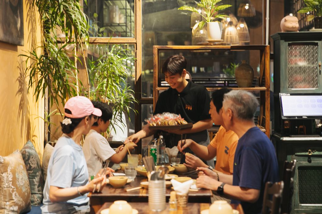 Bánh ngọt 1/6 tại Quán Bụi