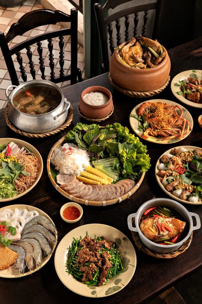 Bữa ăn tròn vị đậm chất Việt Nam ở Quán Bụi Hertiage