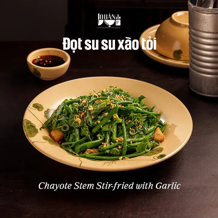 Không gian nhà hàng ấm áp mang đậm nét xưa